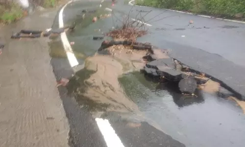 ஈரோடு மாவட்டம் முழுவதும் பலத்த மழை- காட்டாற்று வெள்ளத்தால் கிராமங்கள் துண்டிப்பு