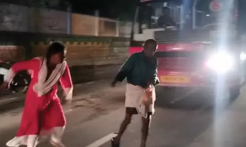 குடிபோதையில் நடுரோட்டில் பஸ்சை வழிமறித்து ரகளை செய்த பெண்ணை எச்சரித்து அனுப்பிய போலீசார்