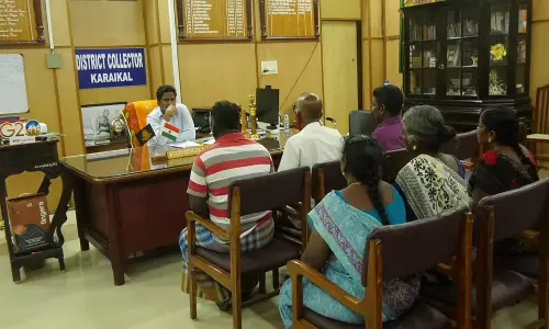 காரைக்கால் அருகே சாலையை சீரமைக்ககோரி கிராம மக்கள் கலெக்டரிடம் மனு