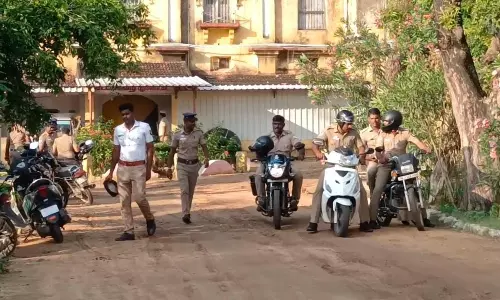 புதுக்கோட்டை சிறைச்சாலை-கூர்நோக்கு இல்லத்தில் 50க்கும் மேற்பட்ட போலீசார் அதிரடி சோதனை