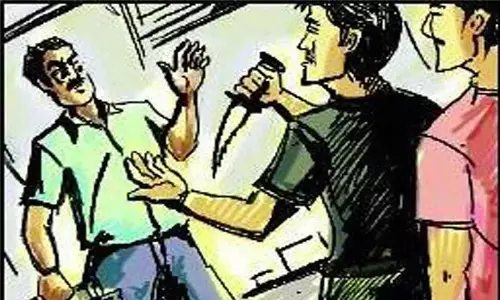 கத்தியை காட்டி பணம் பறித்த வாலிபர் கைது