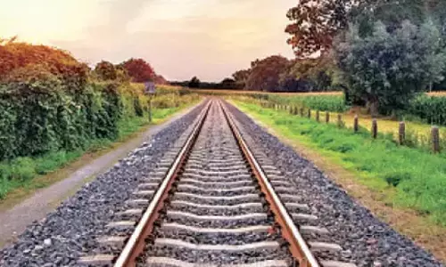 ெரயிலில் அடிபட்டு கிடந்த முதியவர் மீட்பு