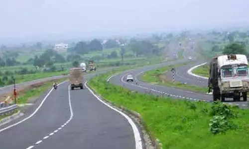 ஊத்துக்கோட்டையில் 6 வழிச்சாலை அமைப்பதை எதிர்த்து பொதுமக்கள் போராட்டம்