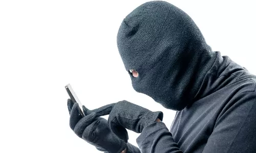 சங்கராபுரம் அருகே ஆஸ்பத்திரிகளில் நூதன முறையில் செல்போன்கள் திருடிய வாலிபர்