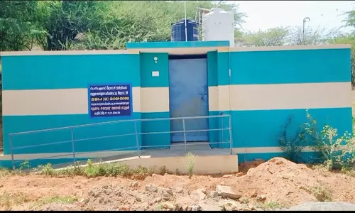 பெரியகுளம் அருகே தரமற்ற முறையில் கட்டப்பட்ட கழிப்பறை