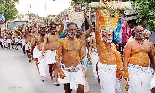 மேலூர் அருகே ஆண்கள் மட்டும் பங்கேற்ற கனிமாற்று திருவிழா