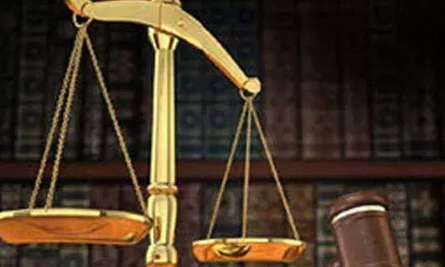 மதுரையில் லாரி டிரைவரிடம் லஞ்சம் வாங்கிய வணிக வரி அதிகாரிகள் மீது வழக்கு- லஞ்ச ஒழிப்பு போலீசார் நடவடிக்கை