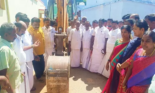 கீழப்பாவூர் பேரூராட்சி பகுதியில் ரூ.1 கோடி மதிப்பீட்டில் சாலை அமைக்கும் பணி