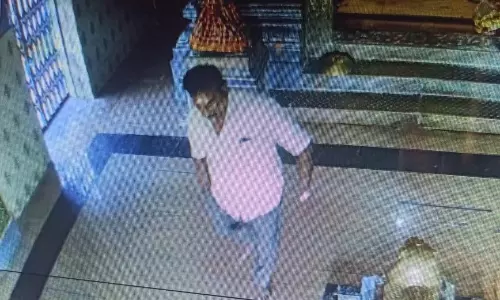 கோவிலில் கும்பிடு போட்டு நகை, பணம் திருடிய ஆசாமி- சமூக வலைதளங்களில் வீடியோ வைரல்