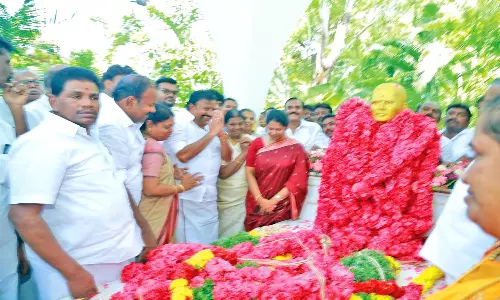 6-ம் ஆண்டு நினைவு தினத்தையொட்டி பெரியசாமி சிலைக்கு கனிமொழி எம்.பி. மாலை அணிவித்து மரியாதை- அமைச்சர்கள், எம்.எல்.ஏ.க்கள் பங்கேற்பு