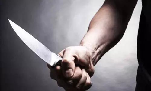 பழக்கடை உரிமையாளர், ஊழியருக்கு கத்தி வெட்டு