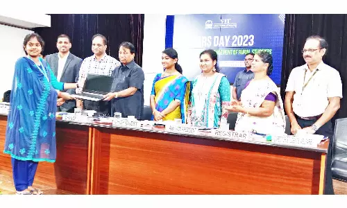 உயர் கல்வியில் ஏழை, கிராமபுற மாணவர்களை ஊக்குவிக்க வேண்டும்