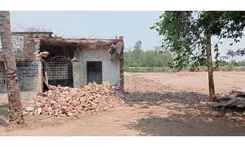 அரசு கட்டிடத்தை இடித்த அரசியல் பிரமுகர்