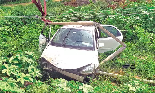தீவட்டிப்பட்டி அருகே கார் மோதி மின்சார கம்பம் முறிந்தது