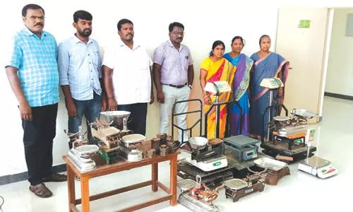 சேலத்தில் அதிகாரிகள்  திடீர் ஆய்வு-முத்திரையில்லாத 17 தராசுகள் பறிமுதல்