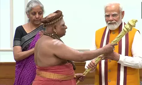 பிரதமர் மோடியிடம் செங்கோலை ஒப்படைத்த திருவாவடுதுறை ஆதீனம்