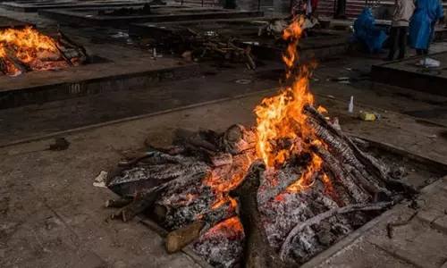 புற்றுநோயால் இறந்த நண்பரின் இறுதிச்சடங்கில் உயிரை மாய்த்துக் கொண்ட இளைஞர்