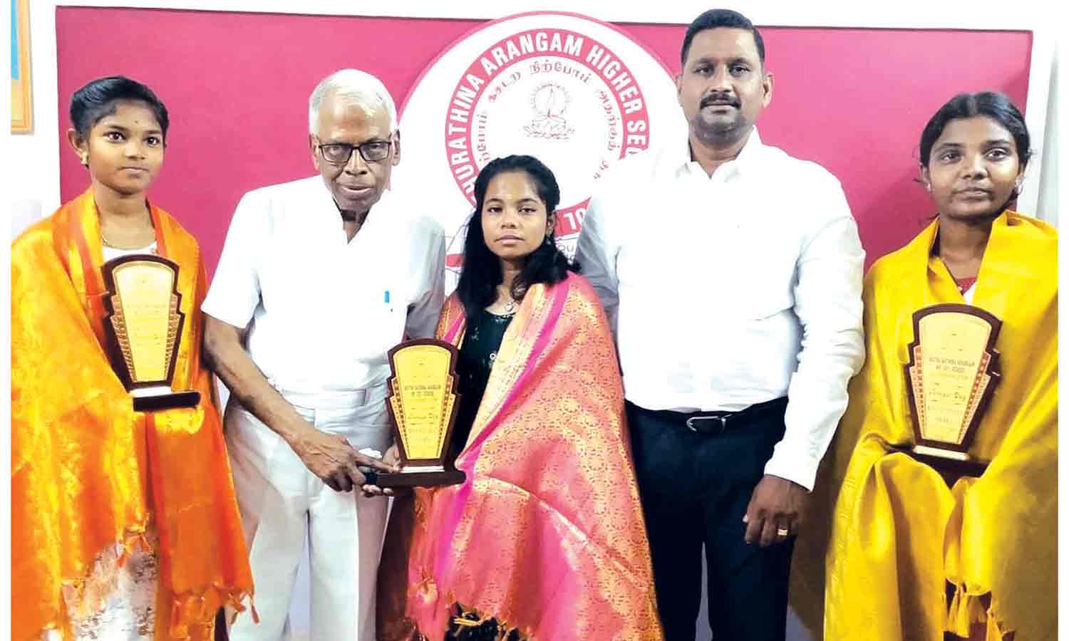 முத்துரத்தினம் அரங்க பள்ளியில்  சாதனை படைத்த மாணவர்களுக்கு பாராட்டு