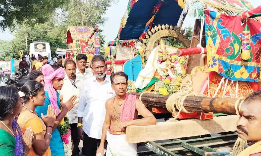 திருமறைநாதர்-வேதநாயகி அம்பாள் பஞ்சமூர்த்திகளுடன் சப்பரத்தில் புறப்பாடு |  MADURAI NEWS Departing at Chapparam with Thirucharanathar-Vedanayaki Ambal  Panchamurthys