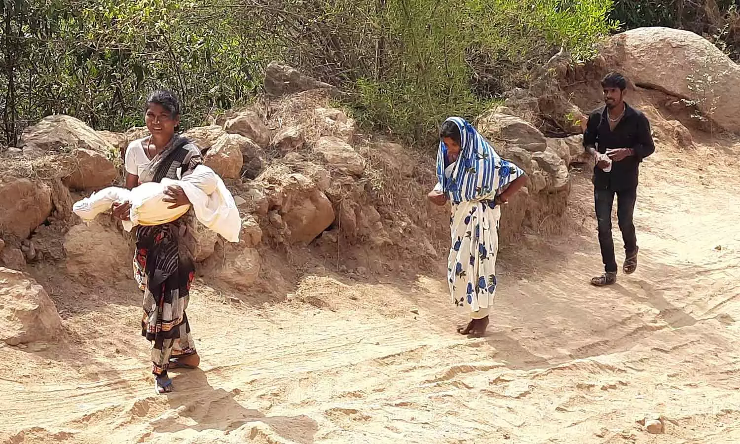 சாலை வசதி இல்லாததால் குழந்தை பிணத்தை 10 கிலோ மீட்டர் சுமந்து சென்ற பெற்றோர்