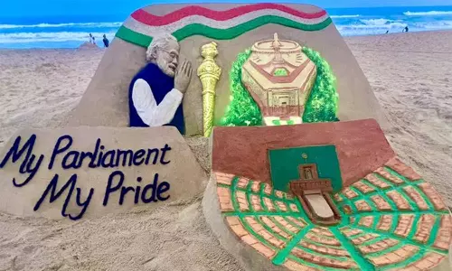 எனது பாராளுமன்றம் எனது பெருமை... மணல் சிற்பம் வரைந்து கொண்டாடிய சுதர்சன் பட்நாயக்