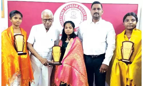 முத்துரத்தினம் அரங்க பள்ளியில்  சாதனை படைத்த மாணவர்களுக்கு பாராட்டு