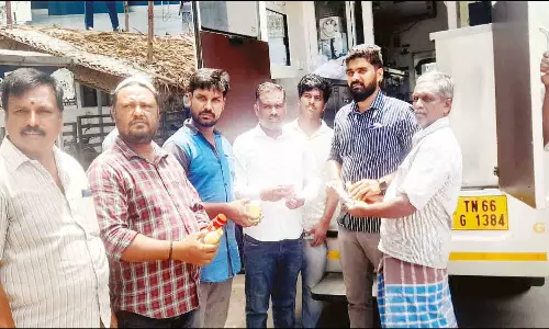 நடமாடும் பரிசோதனை கூடம் மூலம் கடைகளில் உணவு பொருட்களின் மாதிரி பரிசோதனை