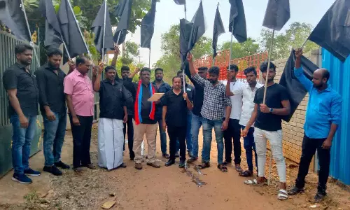 ஆரோவில் அருகே விடுதலை சிறுத்தைகள் ஆர்ப்பாட்டம்