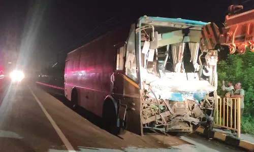 வடமதுரை அருகே லாரி மீது அரசு பஸ் மோதி பயங்கர விபத்து