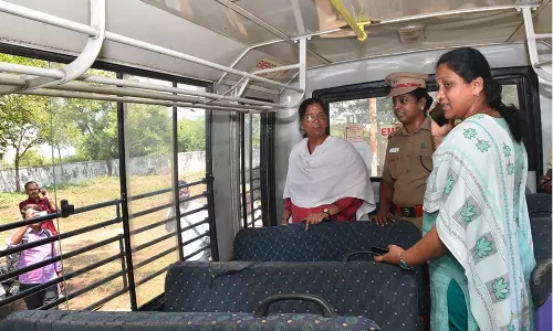 பெரம்பலூர் கலெக்டர் எச்சரிக்கை-விதிமுறைகள் மீறி இயக்கப்படும் பள்ளி வாகனங்கள் மீது கடுமையான நடவடிக்கை