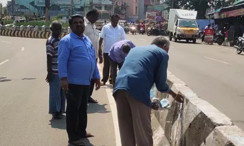 அனுமதியின்றி வைக்கப்பட்டிருந்த பேனர்கள் அகற்றம்
