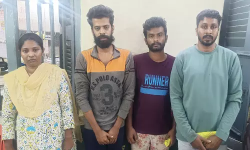 வங்கி ஊழியரை தாக்கி பணம் பறித்த பெண் உள்பட 4 பேர் சிறையில் அடைப்பு