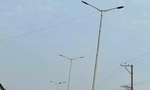 கந்தர்வகோட்டை கடைவீதியில் 2 மாதங்களாக எரியாத சாலை விளக்குகள்