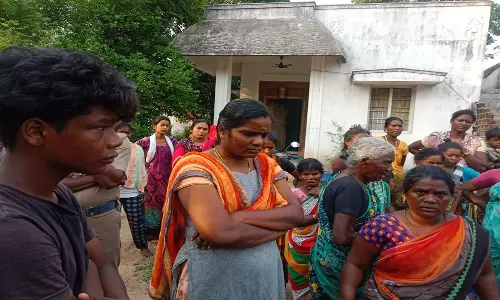 திண்டிவனம் அருகே சாராயம் விற்றதாக பெண்ணை  கைது செய்ய  வந்த  போலீசார்: பொதுமக்கள் கடும் வாக்குவாதம்