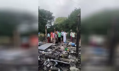 பல்லடம் அருகே குடிசை வீடு தீப்பிடித்து எரிந்து சேதம்