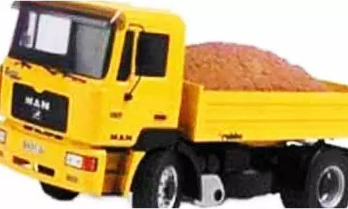 செம்மண் கடத்திய லாரி பறிமுதல்