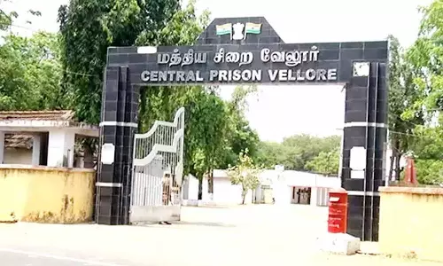 வேலூர் ஜெயிலில் போலீசார் அதிரடி சோதனை