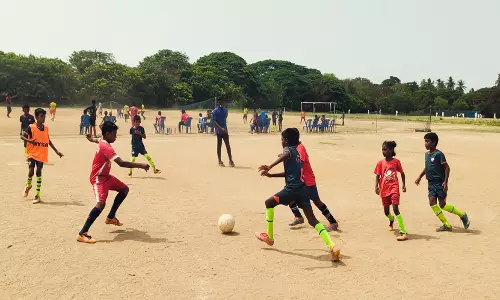 கடலூரில் அண்ணா விளையாட்டு மைதானத்தில் கோடைகால கால்பந்து போட்டி