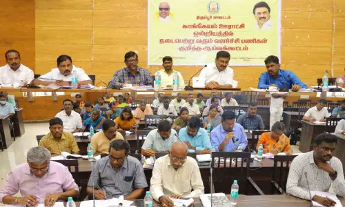 காங்கயம் ஊராட்சி ஒன்றிய வளர்ச்சிப்பணிகள் - அதிகாரிகளுடன் அமைச்சர் ஆலோசனை
