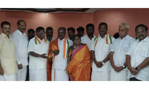 காங்கிரசில் இணைந்த ராஜ்பவன் தொகுதி தொழிலதிபர்