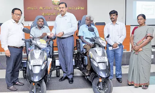 தென்காசியில் மாற்றுத்திறனாளிகள் நலத்துறை சார்பில் பயனாளிகளுக்கு ஸ்கூட்டர்கள்