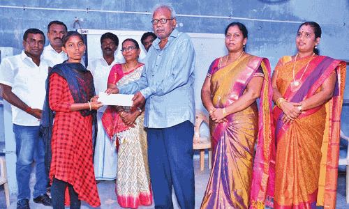 மாவடிபண்ணை அரசு பள்ளியில் பொதுத்தேர்வில் முதல் 3 இடங்களை பிடித்த மாணவர்களுக்கு பரிசு