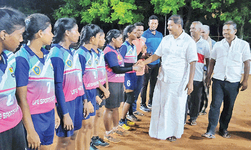 விளாத்திகுளம் அருகே மாநில அளவிலான பெண்கள் கைப்பந்து போட்டி