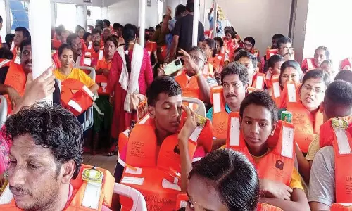 வட்டக்கோட்டைக்கு படகு சவாரி செல்லும் சுற்றுலா பயணிகளுக்கு பாதுகாப்பு கவசங்கள்