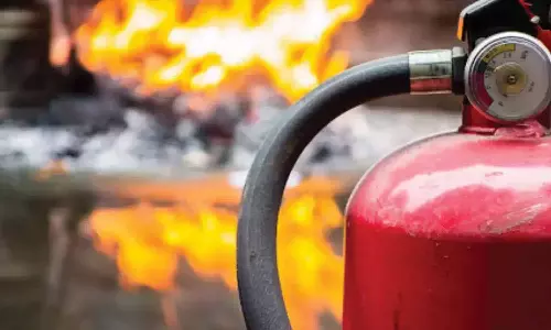 சேலத்தில் மின்னல் தாக்கி காட்டன் மில்லில் தீ விபத்து