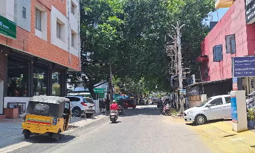 கோவை ஆர்.எஸ்.புரம் சாலையில் வேகத்தடை அமைக்க பொதுமக்கள் கோரிக்கை