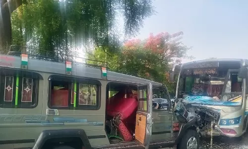 கோவையில் கர்நாடக பஸ்-ஜீப் மோதல்