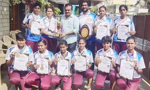 வாலிபால் போட்டியில்சாதனை படைத்த ஓசூர் மாணவிகளுக்கு பாராட்டு