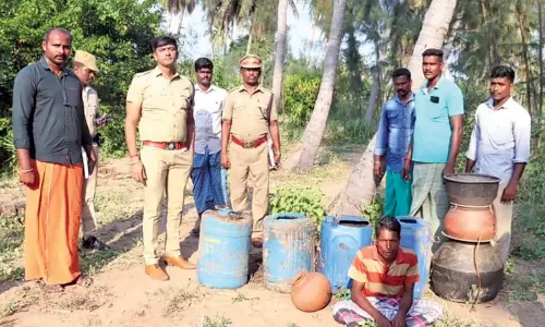 200 லிட்டர் சாராய ஊரல்கள் அழிப்பு; ஒருவர் கைது