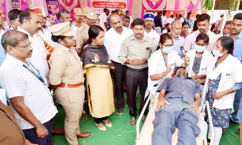 பள்ளி வாகனங்கள் மிகுந்த கவனத்துடன்,பாதுகாப்பாக இயக்க வேண்டும்-டிரைவர்களுக்கு கலெக்டர் அறிவுரை